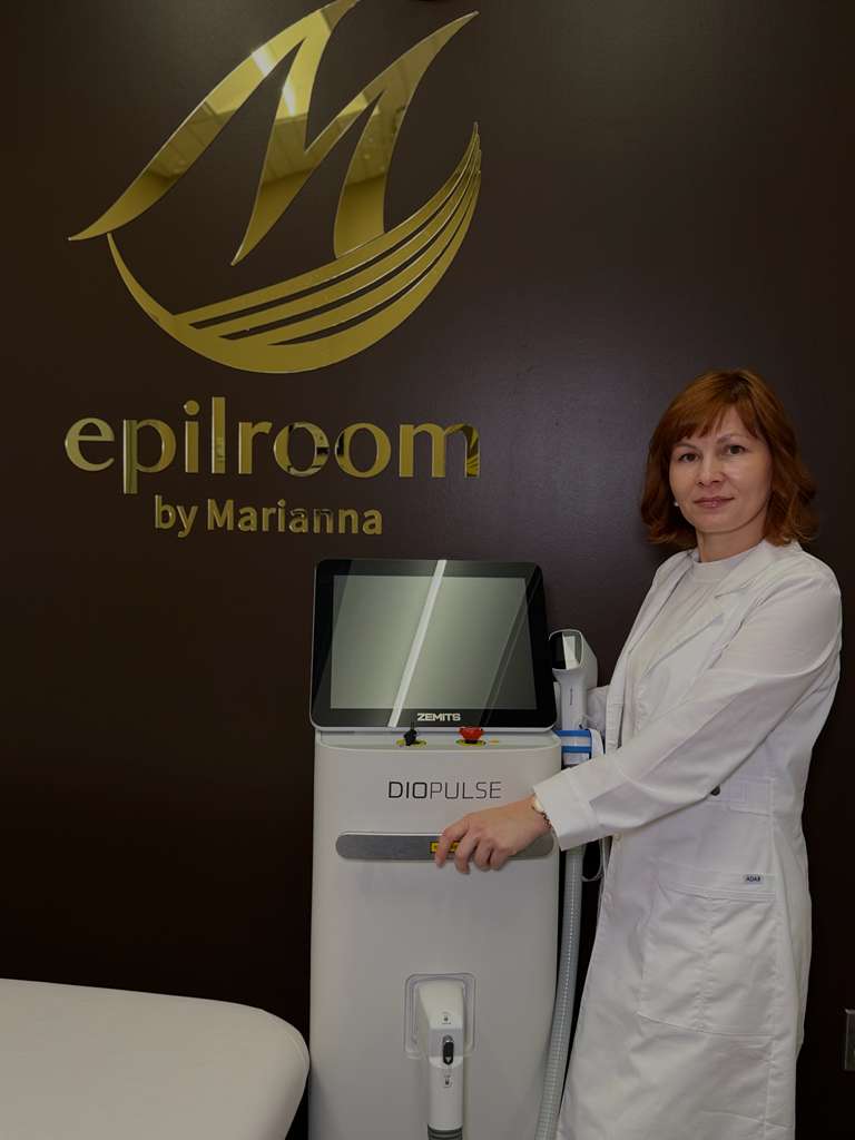 Marianna standing beside the Zemits Diopulse laser at Epilroom
